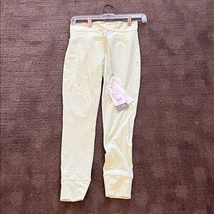 Vuori Women's Light Green Leggings New Size M